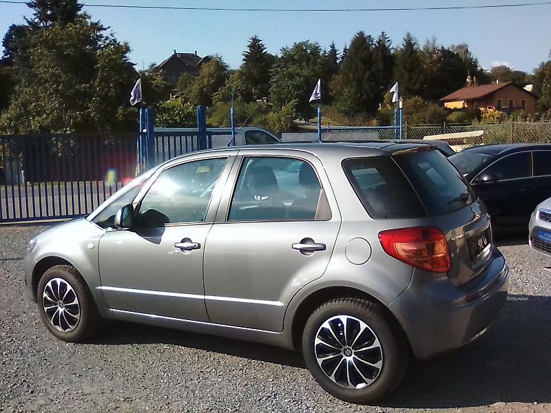 Suzuki SX4 (2008) 1.5i , kola navíc - fotka 3 z 33