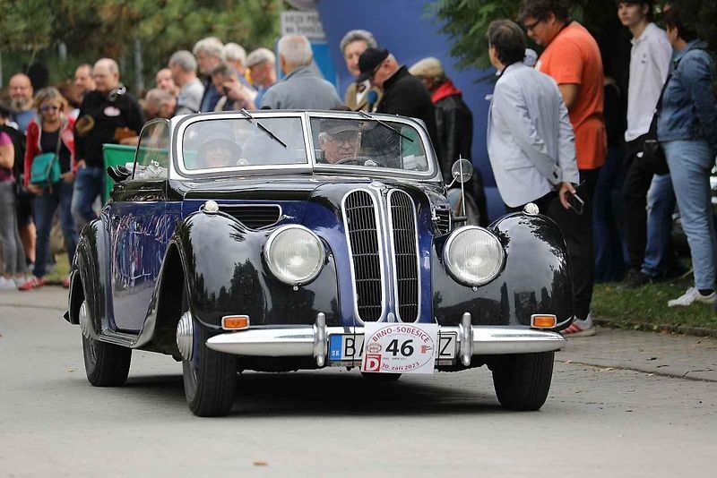Na akci Jízda do vrchu a výstava historických vozidel se představilo na tři sta automobilů a motocyklů.