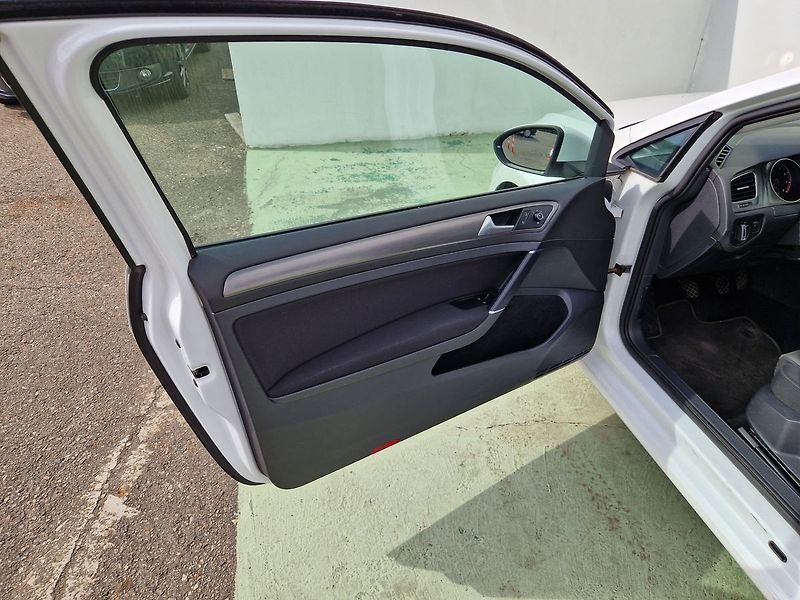 Volkswagen Golf Comfortline 1.4 TSI, Klima - fotka 18 z 26