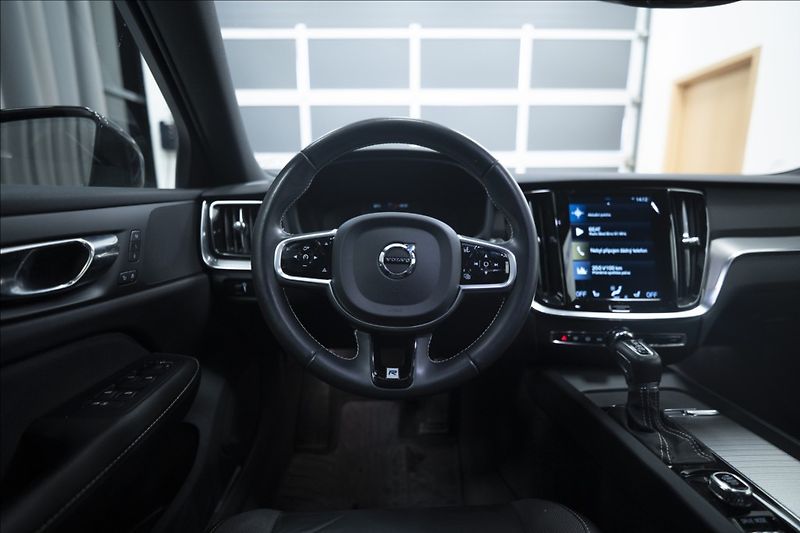 Volvo V60 2,0 D4 R-DESIGN NAVI KAMERA ČR - fotka 16 z 40