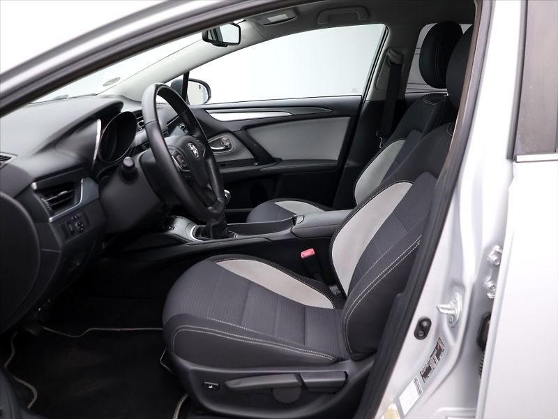 Toyota Avensis 2,0 D-4D 105kW Aut.klima CZ - fotka 10 z 36