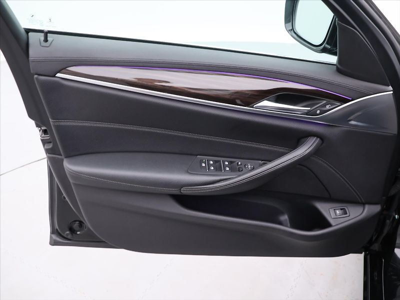 BMW Řada 5 2,0 520d Aut 140kW Luxury Line - fotka 10 z 32