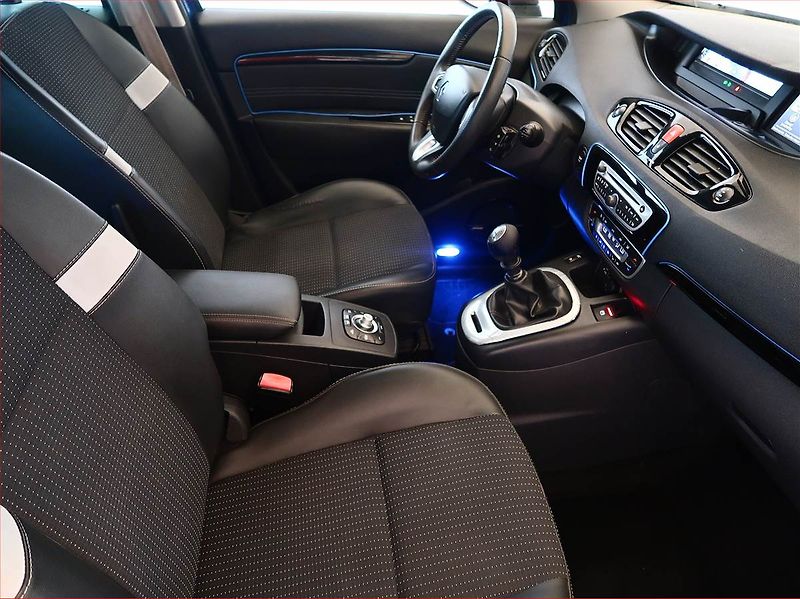 Renault Scénic (2012) 1.9 dCi, Serv.kniha, Navi - fotka 9 z 18