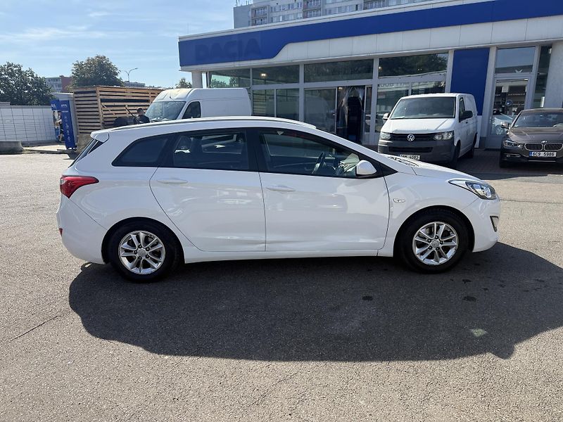 Hyundai i30 1.6 - fotka 5 z 23