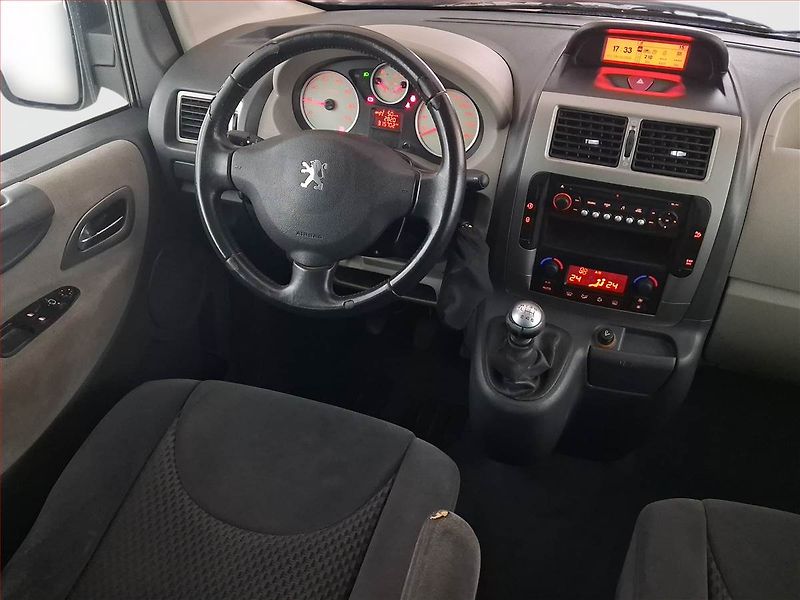 Peugeot Expert (2010) 2.0 HDi, Bus, 8Míst - fotka 7 z 21