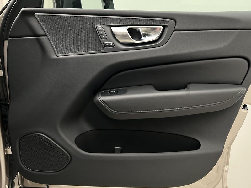 Volvo XC60 B4 AWD DARK PLUS AUT - fotka 39 z 39
