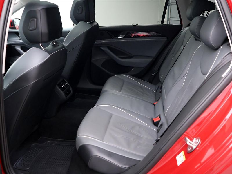 Volkswagen Passat 2,0 TDI 110kW DSG Elegance - fotka 14 z 39
