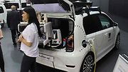 Ve Volkswagenu v Bratislavě vyrobili pro jednu zdejší kavárnu i speciální verzi e-Up! s kávovarem na místě zadních sedaček