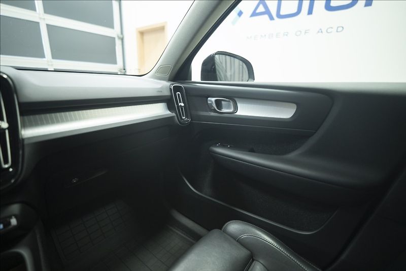 Volvo XC40 2,0 T5 AWD NAVI KAMERA TAŽNÉ - fotka 28 z 47