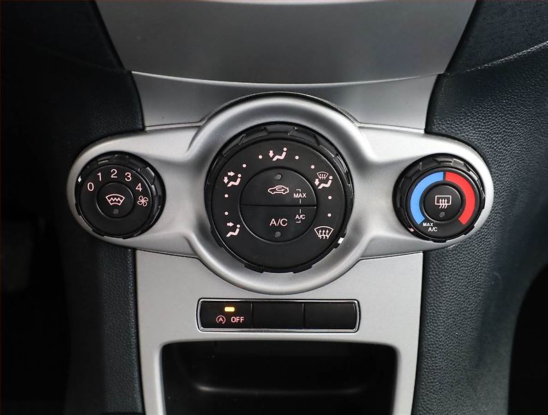 Ford Fiesta (2012) 1.6 TDCi, pěkný stav - fotka 11 z 17