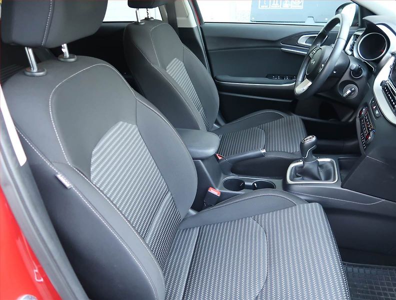 Kia Ceed (2023) Top 1.5 T-GDI - fotka 9 z 16