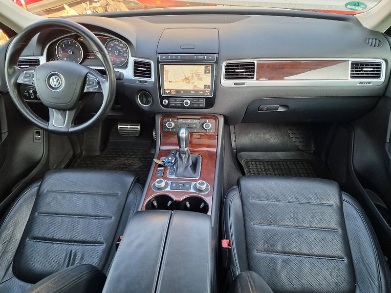 Volkswagen Touareg 4,2TDI V8 EXCLUSIVE - fotka 12 z 19