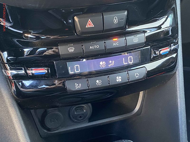 Peugeot 2008 (2015) 1.2PT, Style, navi - fotka 14 z 17