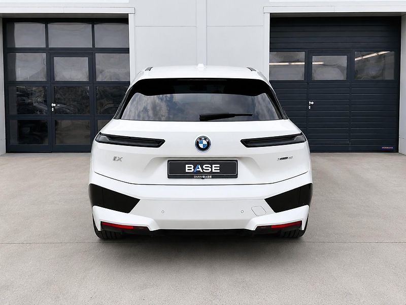 BMW iX xDrive40 Sport Paket - fotka 4 z 33