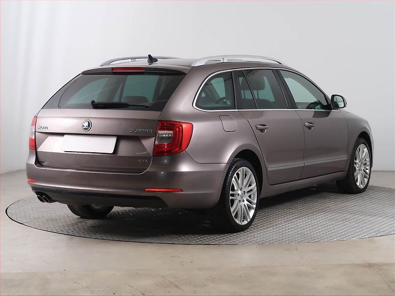 Škoda Superb (2013) Elegance 2.0 TDI, 4X4 - fotka 5 z 21