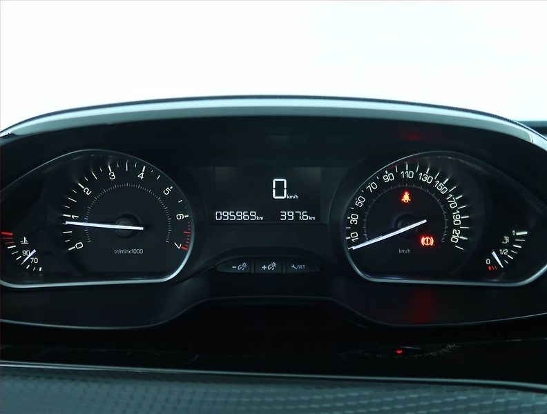 Peugeot 2008 (2018) Active Pack 1.2 PureTech - fotka 11 z 18