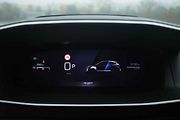 Klasický peugeoťácký i-Cockpit ve výbavě GT nabízí i 3D zobrazení.