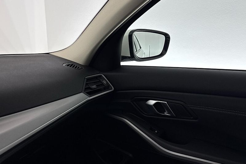 BMW Řada 3 řady 3 | 320i - fotka 16 z 24
