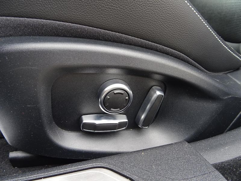 Jaguar XE D180 R - Dynamic SE - fotka 35 z 47