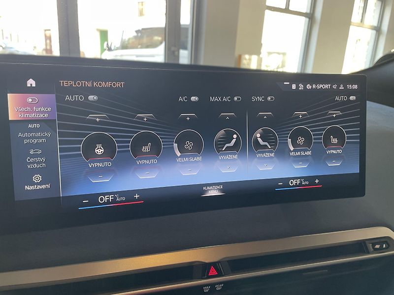 BMW iX (2022) XDrive 40 - fotka 17 z 30