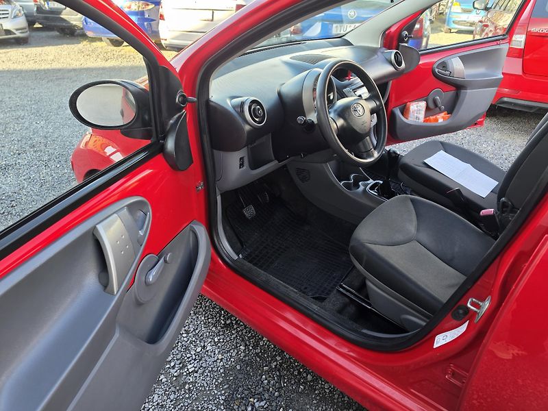 Toyota Aygo 1.0i 50kw - fotka 9 z 21