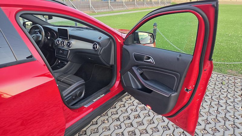 Mercedes-Benz GLA (2015)  220d 7G-DCT 4MATIC AMG Styl - fotka 11 z 31