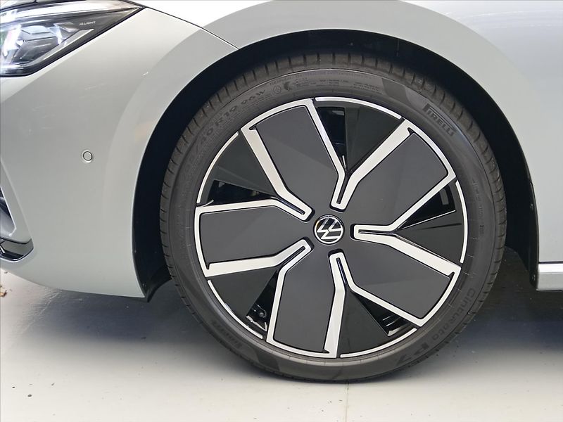 Volkswagen Passat 2,0 Rline People  TDI - fotka 9 z 19