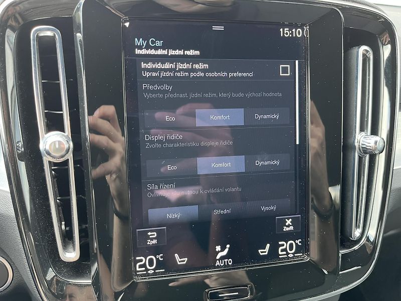 Volvo XC40 FWD T2 Core - fotka 38 z 44