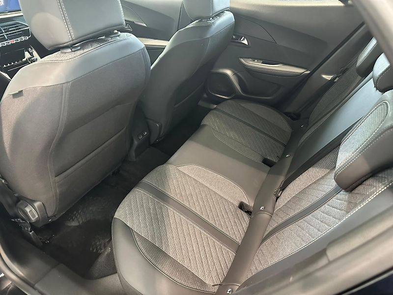 Peugeot 2008 1,2 PureTech Allure  74kW - fotka 8 z 17