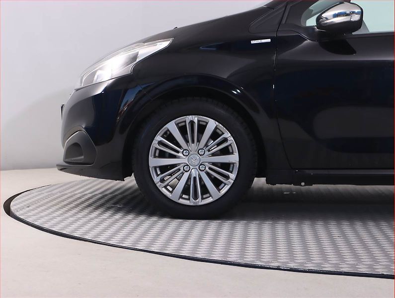 Peugeot 208 (2017) Allure 1.2 PureTech - fotka 15 z 18