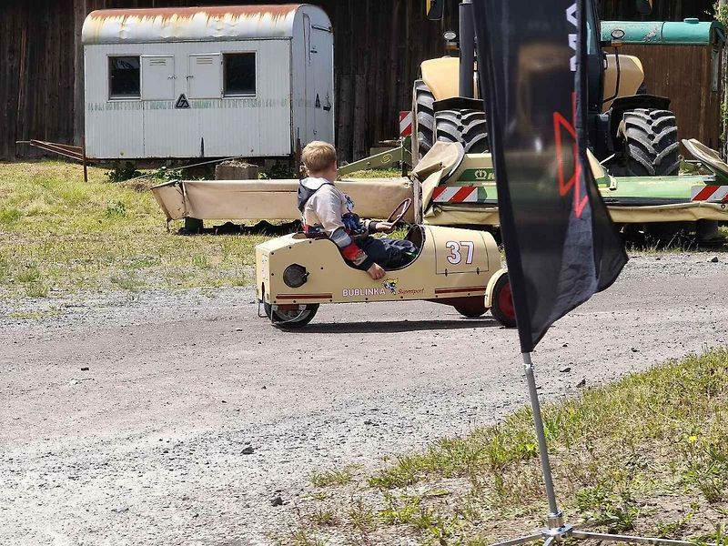 Žlutý Zetor 25 ve Skalné. V roce 1946 ho nastříkali barvou po Afrikakorpsu