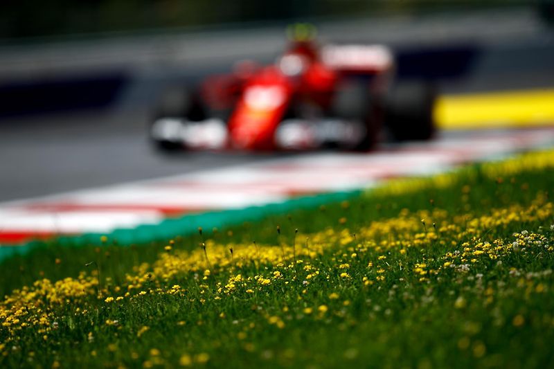 F1 2017 GP Rakouska - Valtteri Bottas (Mercedes) skvělým startem ujíždí svým soupeřům
