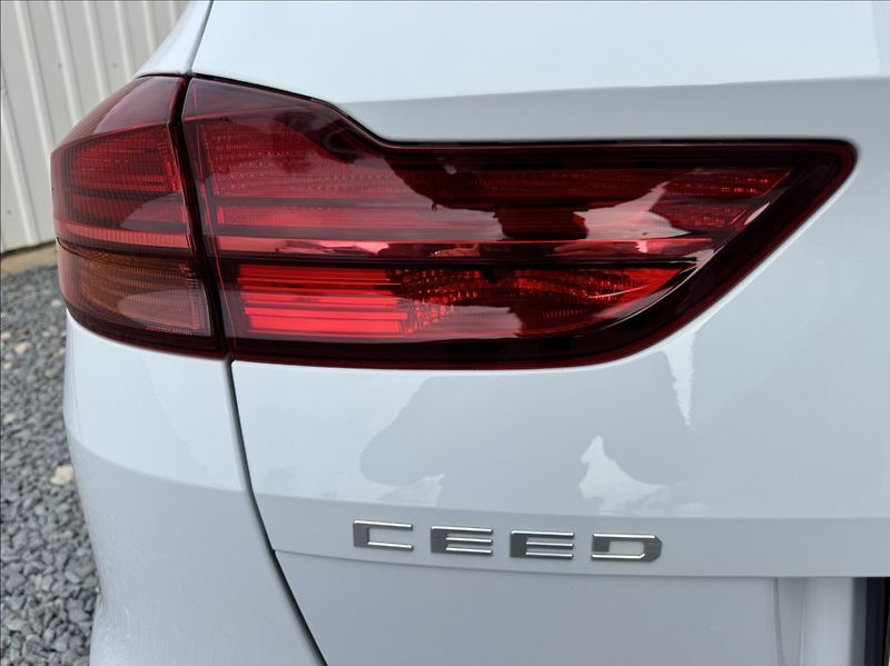 Kia Ceed 1,5 T-GDi Spin DPH 1.maj ČR - fotka 15 z 50