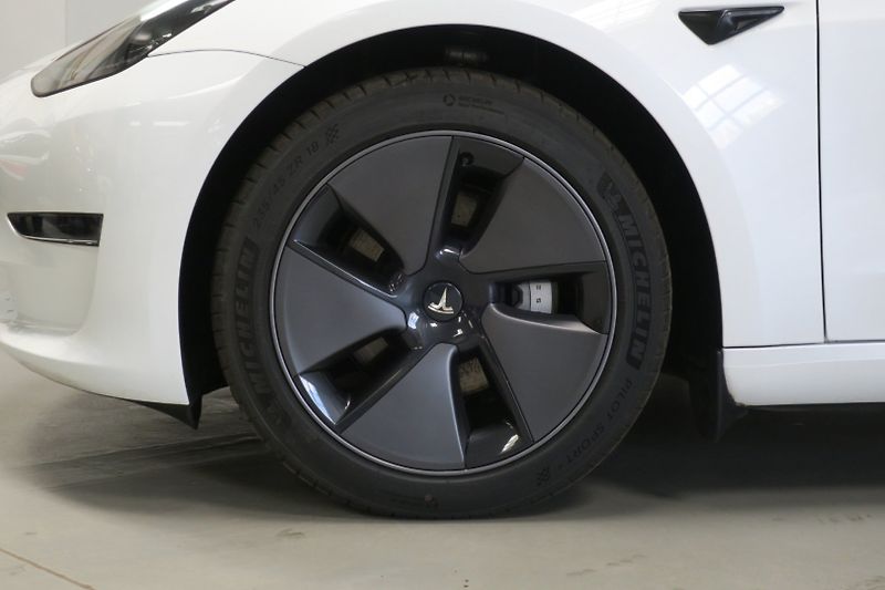 Tesla Model 3 (2023) Long Range Dual Motor SOH 97% - fotka 8 z 48