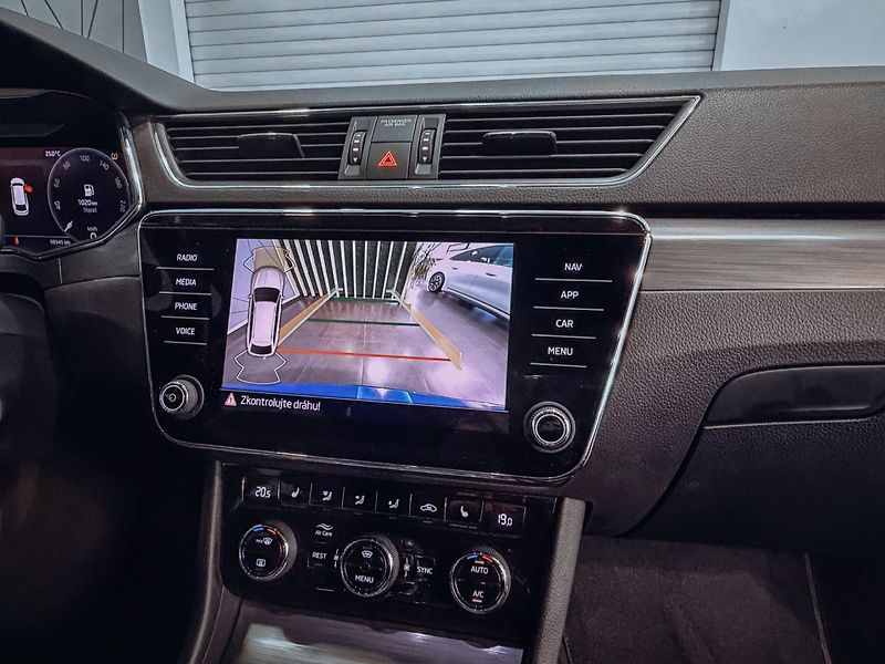 Škoda Superb 2.0 TDI 110kW Style Combi - fotka 23 z 30
