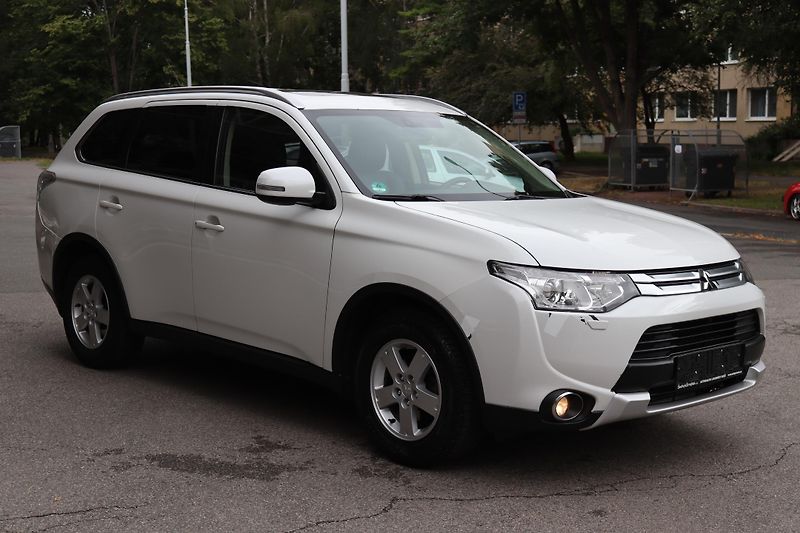 Mitsubishi Outlander 2.2DI-D 4X4 7 MÍST 110kW - fotka 7 z 50