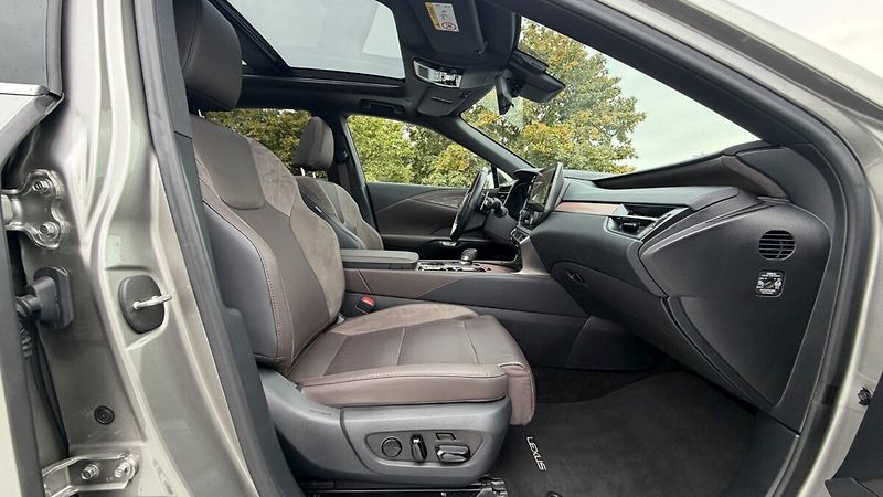 Lexus RX 450h plus 450H+ 2,5 PHEV LUXURY PANORAMI - fotka 7 z 31