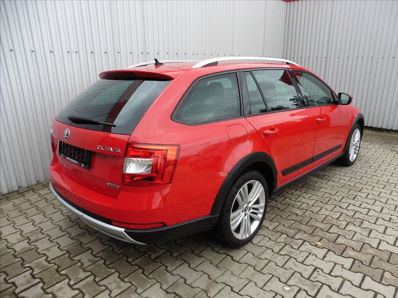 Škoda Octavia 2,0 TDi Combi 4x4 DSG Scout - fotka 3 z 17