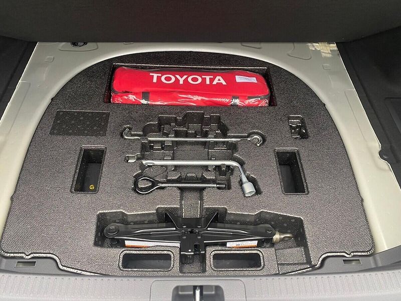 Toyota Camry 2,5 Hybrid  Executive VIP - fotka 33 z 33