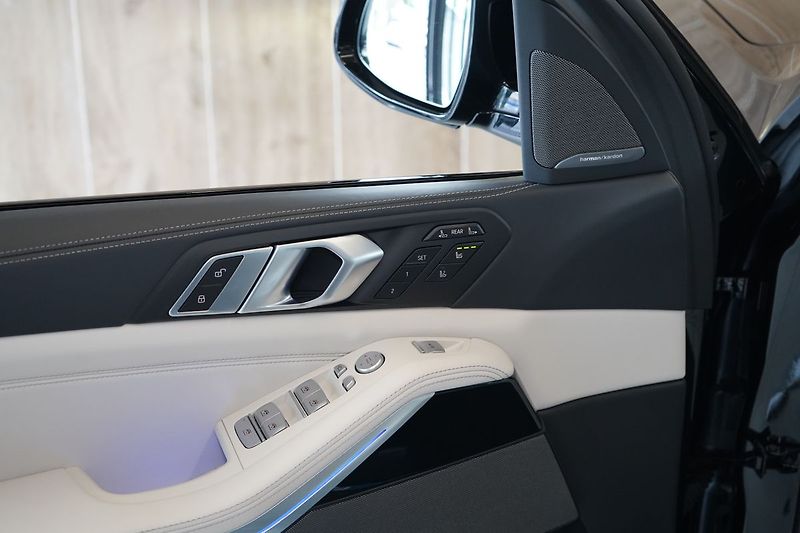 BMW X7 M60i xDrive, Masáž, Skylounge - fotka 26 z 50
