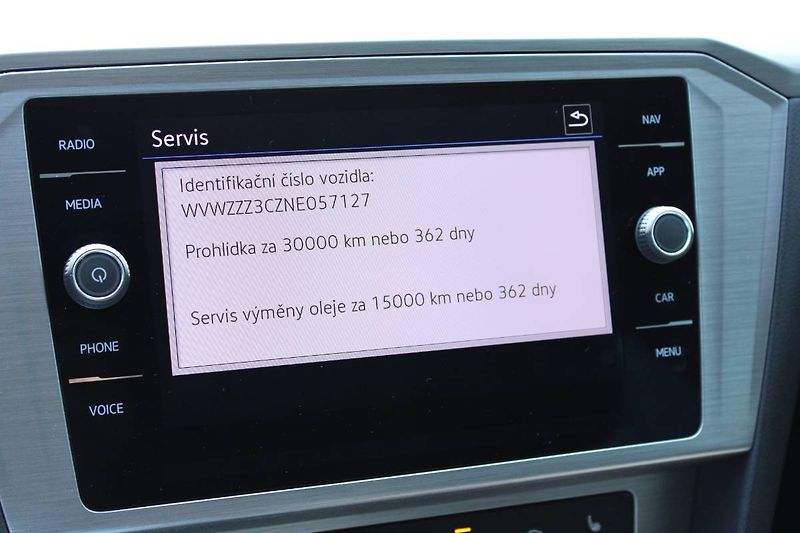 Volkswagen Passat (2022) 2.0 TDI 110kW manuál tažné - fotka 12 z 35