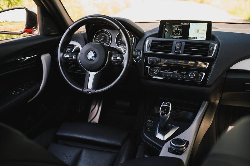 BMW Řada 1 (2016) M140i xDrive - fotka 3 z 31
