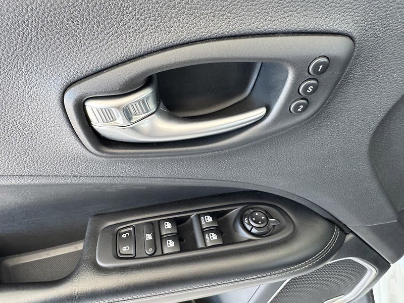 Jeep Compass S 4xe 1,3T 177kW*REZERVACE! - fotka 31 z 37