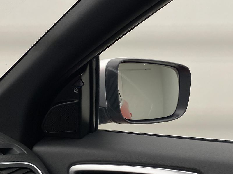 Volvo XC60 D5 AWD R-DESIGN AUT REZERVACE - fotka 36 z 52