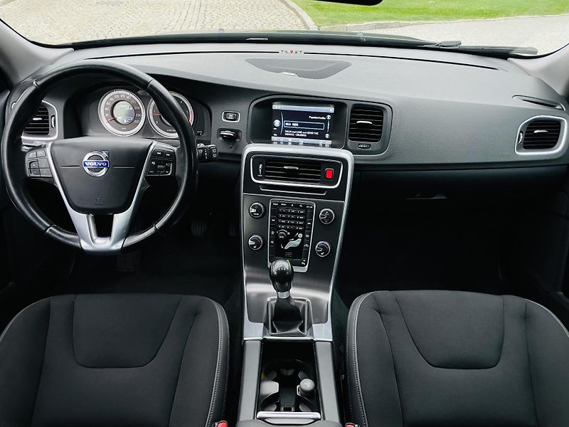 Volvo V60 2.4D5 MANUÁL TAŽNÉ SERVISKA - fotka 23 z 41