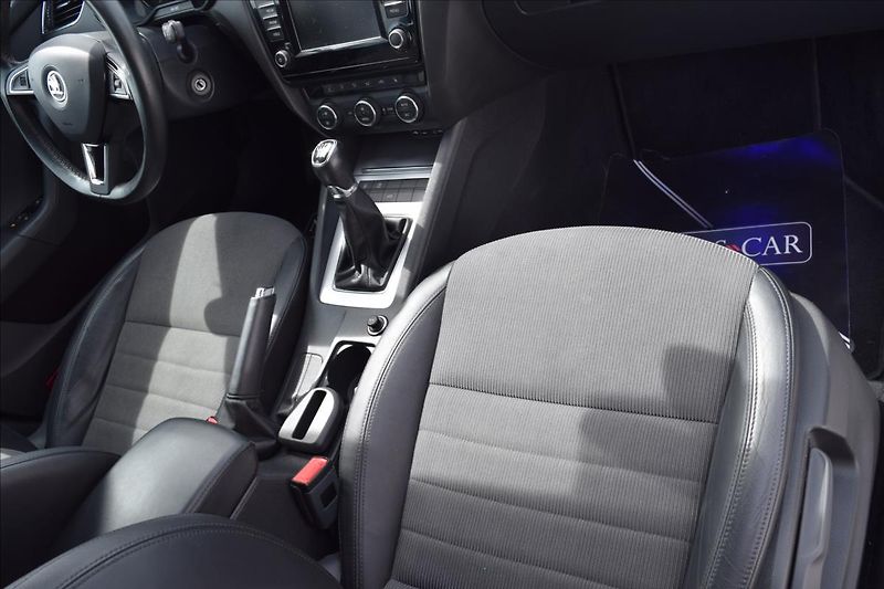 Škoda Octavia 1,4 TSI 110KW NÍZKÉ KM XENONY - fotka 23 z 51