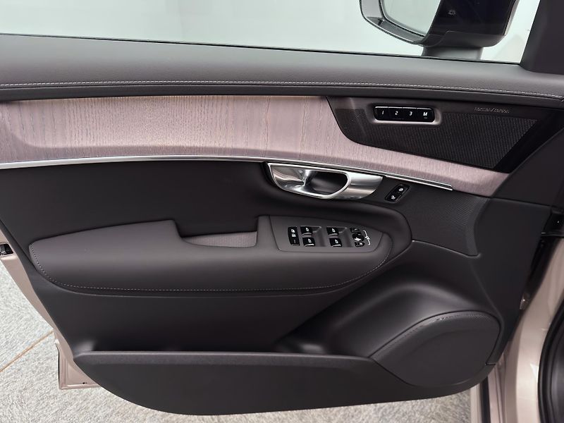 Volvo XC90 (2026) T8 AWD Plug-in DARK PLUS 7m - fotka 7 z 27