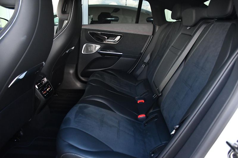 Mercedes-Benz EQE 350 AMG PREMIUM 4MATIC 1M  - fotka 19 z 38