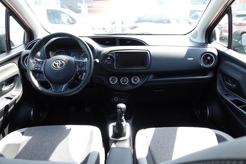 Toyota Yaris ZLEVNĚ 1.5 Dual VVT-i 6M/T Act - fotka 15 z 28