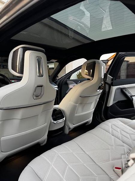 BMW i7 (2022) xDrive60 - fotka 13 z 14